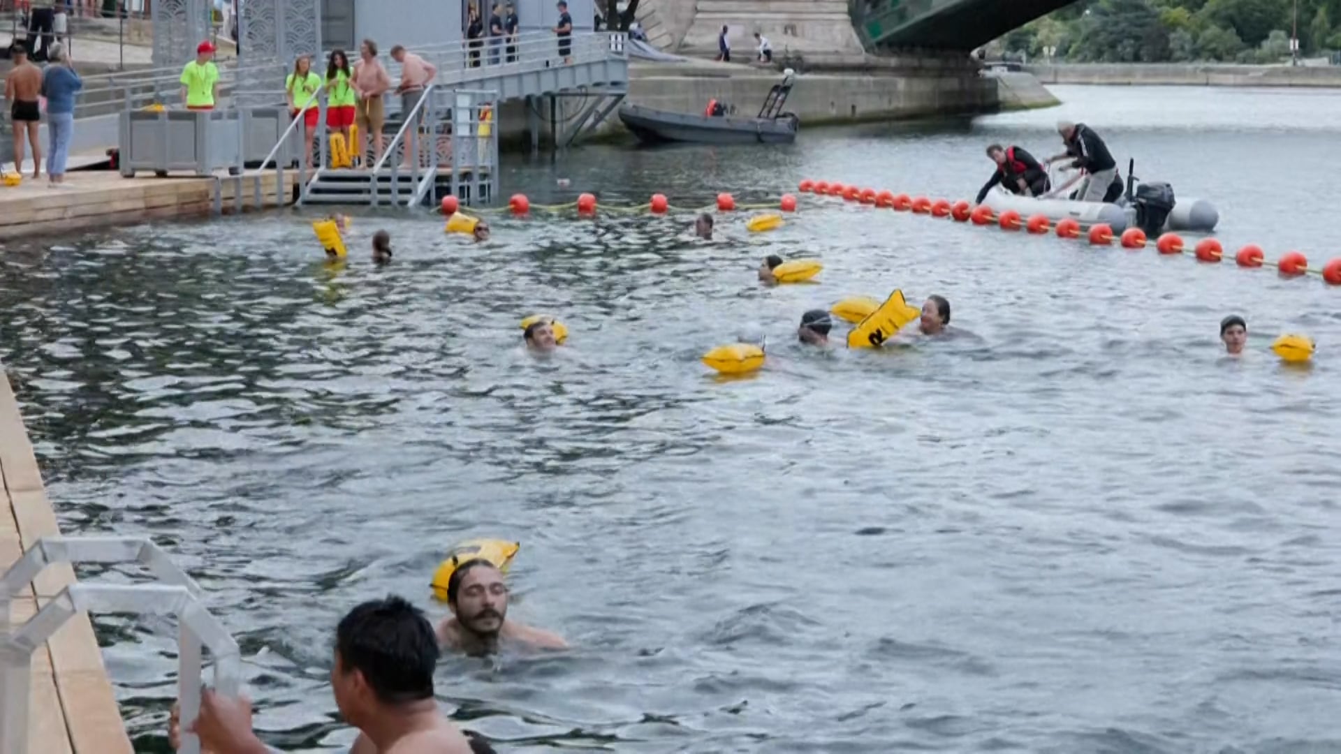 La cita reunió a público y atletas en aguas parisinas con una prueba reina de 8,5 kilómetros, además de distancias de uno y dos - Captura de video AFP