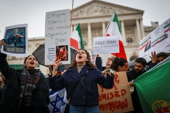 Manifestantes portan carteles de "Irán