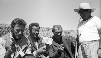 Imágenes de Clint Eastwood (izquierda), Lee van Cleef, Eli Wallach y Sergio Leone en el rodaje de 'El bueno, el feo y el malo'.