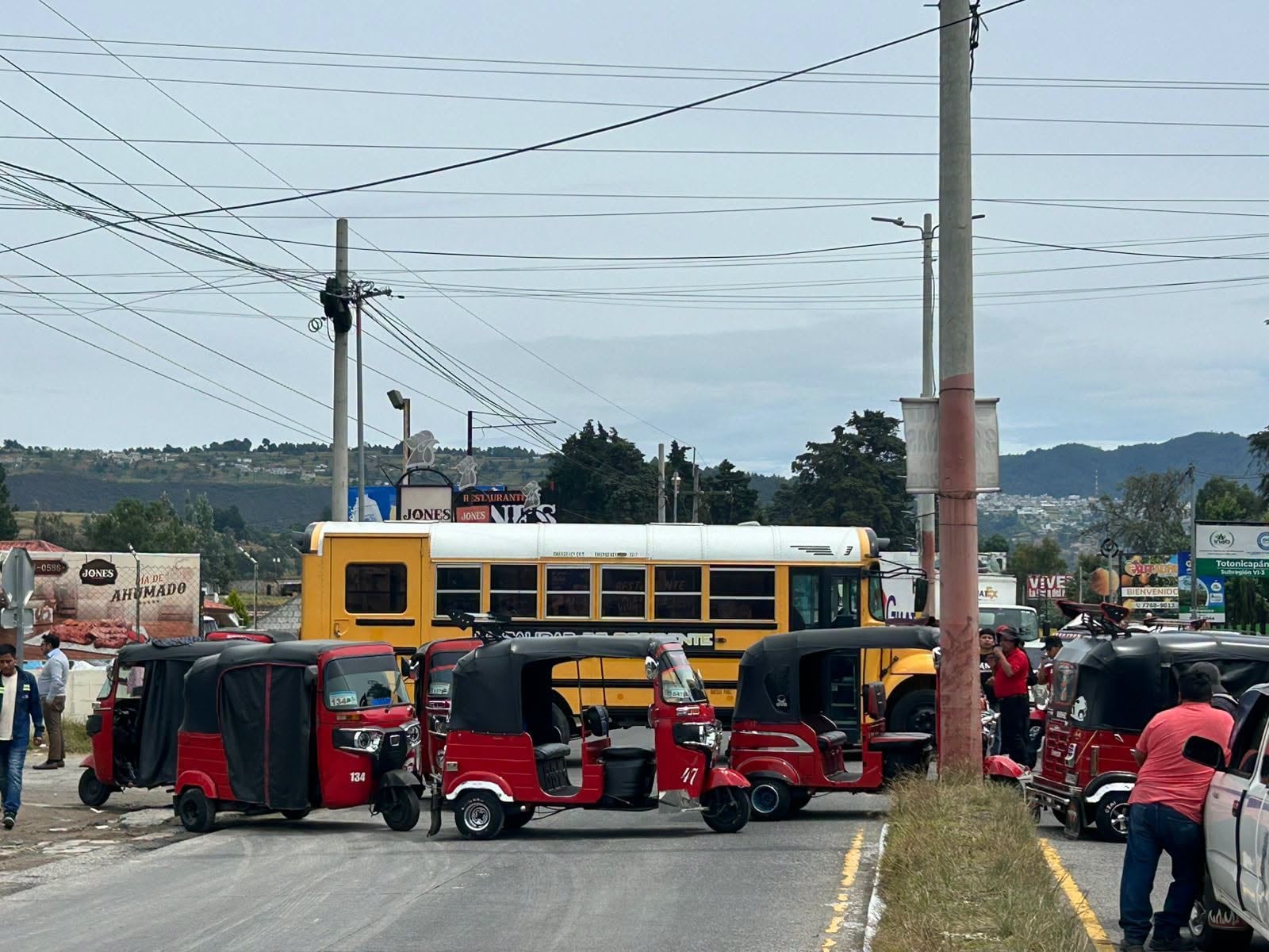 Los bloqueos en Totonicapán cerraron el paso en los kilómetros 190 y 188 de la Ruta Nacional y afectaron la circulación hacia Quetzaltenango y San Andrés Xecul. (Redes Sociales)
