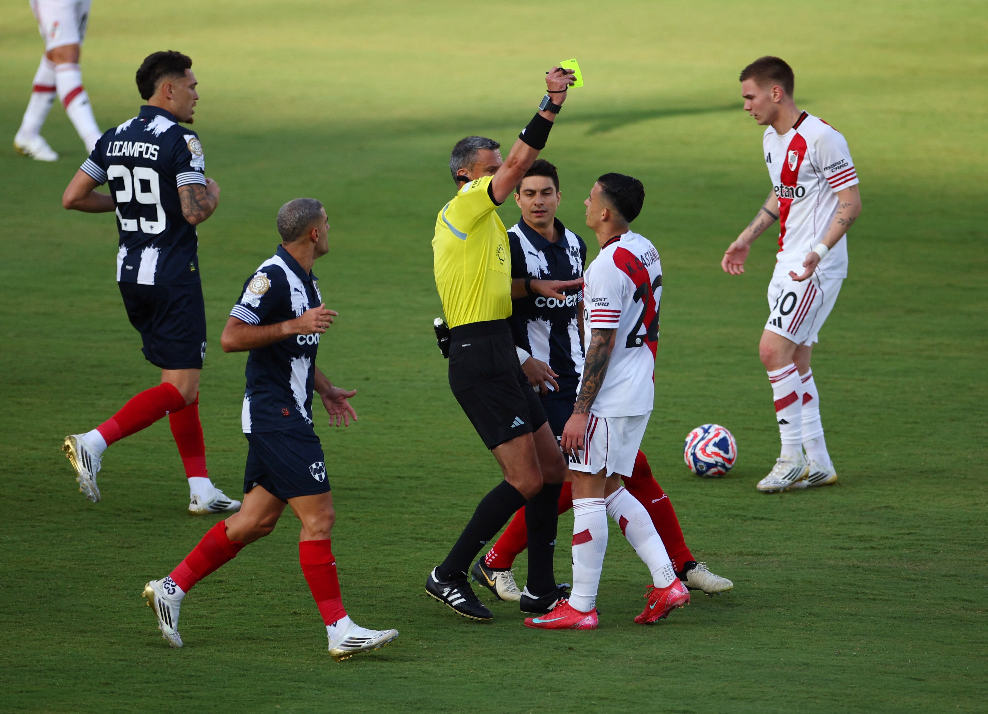 Primera tarjeta amarilla a Kevin Castaño en el partido de River Plate vs. Monterrey - crédito Daniel Cole/REUTERS