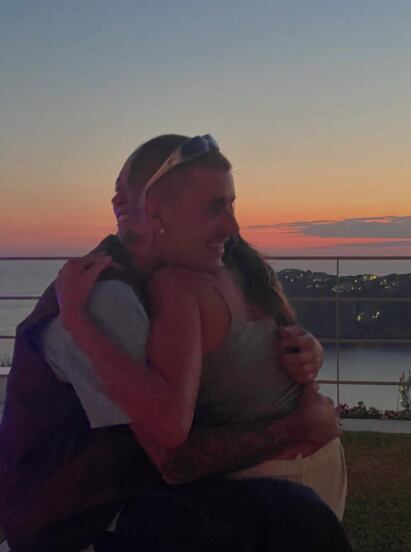 Justin y Hailey Bieber en una imagen compartida en redes sociales (INSTAGRAM).