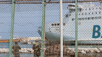 Última hora de la crisis migratoria de Ceuta y el cruce masivo de la frontera con Marruecos, en directo: guardias civiles aseguran que se están produciendo nuevas entradas “masivas”