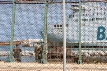La Guardia Civil ha reforzado con varias patrullas el dique sur de Melilla, que conforma la frontera sur entre España y Marruecos en la ciudad autónoma, que ha sido cerrado al tránsito como medida de seguridad, según han confirmado a EFE fuentes policiales. EFE/ Giner
