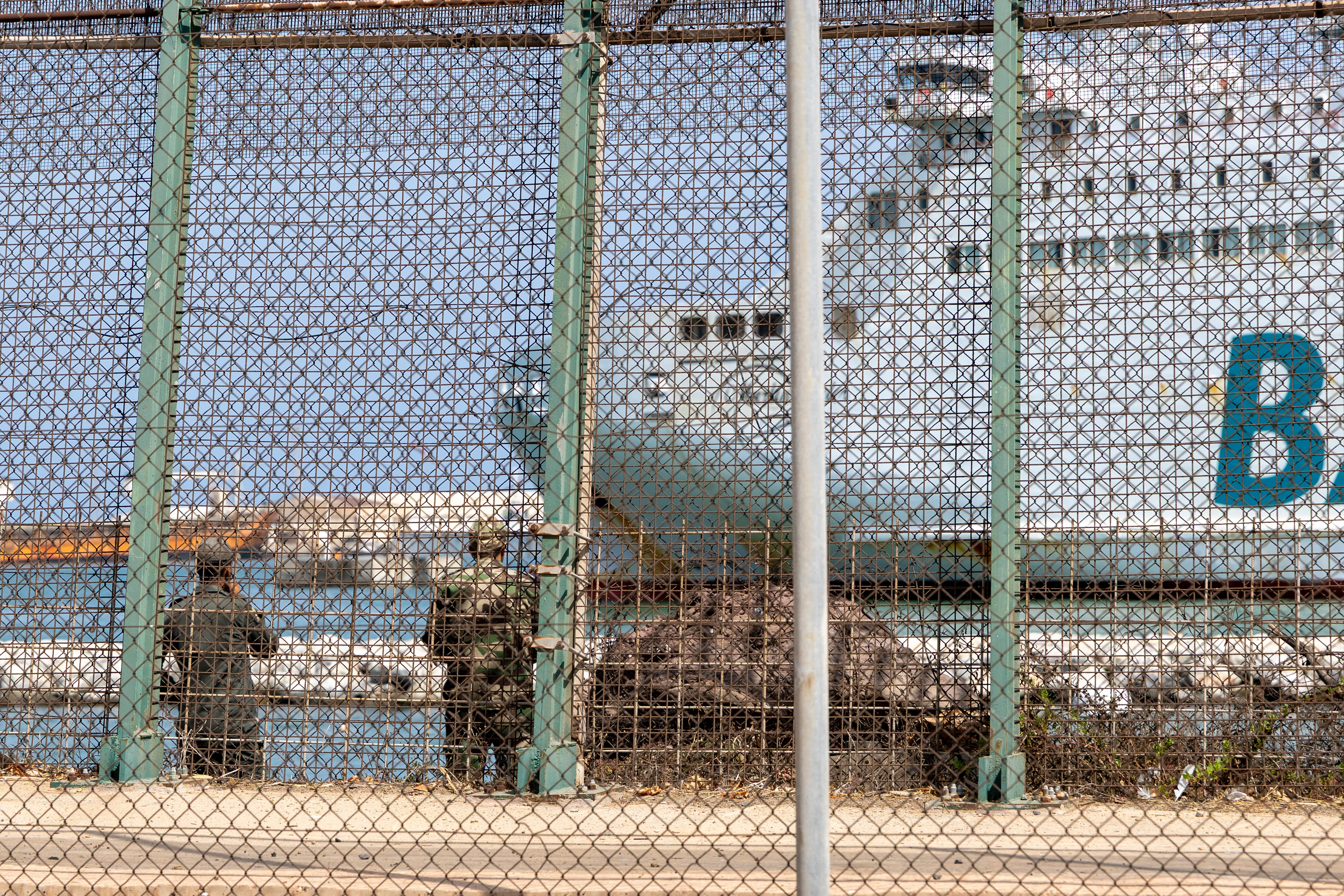 Última hora de la crisis migratoria de Ceuta y el cruce masivo de la frontera con Marruecos, en directo: guardias civiles aseguran que se están produciendo nuevas entradas “masivas”