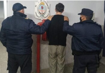 Un hombre que estaba detenido