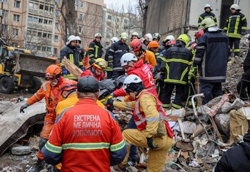 Los equipos de rescate retiran el cuerpo de un residente en el solar de un edificio de viviendas (REUTERS)