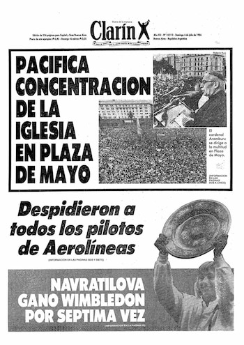 Primera plana del diario Clarín X en blanco y negro, con titulares grandes, fotografías de una multitud, el cardenal Aramburu y Martina Navratilova