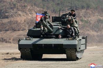 Esta fotografía, proporcionada por el gobierno norcoreano, muestra al presidente Kim Jong-un, derecha, a su hija, supuestamente llamada Kim Ju Ae, y a soldados en un tanque, en una base de entrenamiento militar en Corea del Norte, el jueves 19 de marzo de 2026. No hubo acceso a periodistas independientes para cubrir el evento. El contenido se presenta tal cual y no puede verificarse de forma independiente. La marca de agua en coreano que aparece en la imagen, según la fuente, dice: "KCNA", siglas de la Agencia Central de Noticias de Corea
(KCNA/Servicio de Noticias de Corea vía AP)