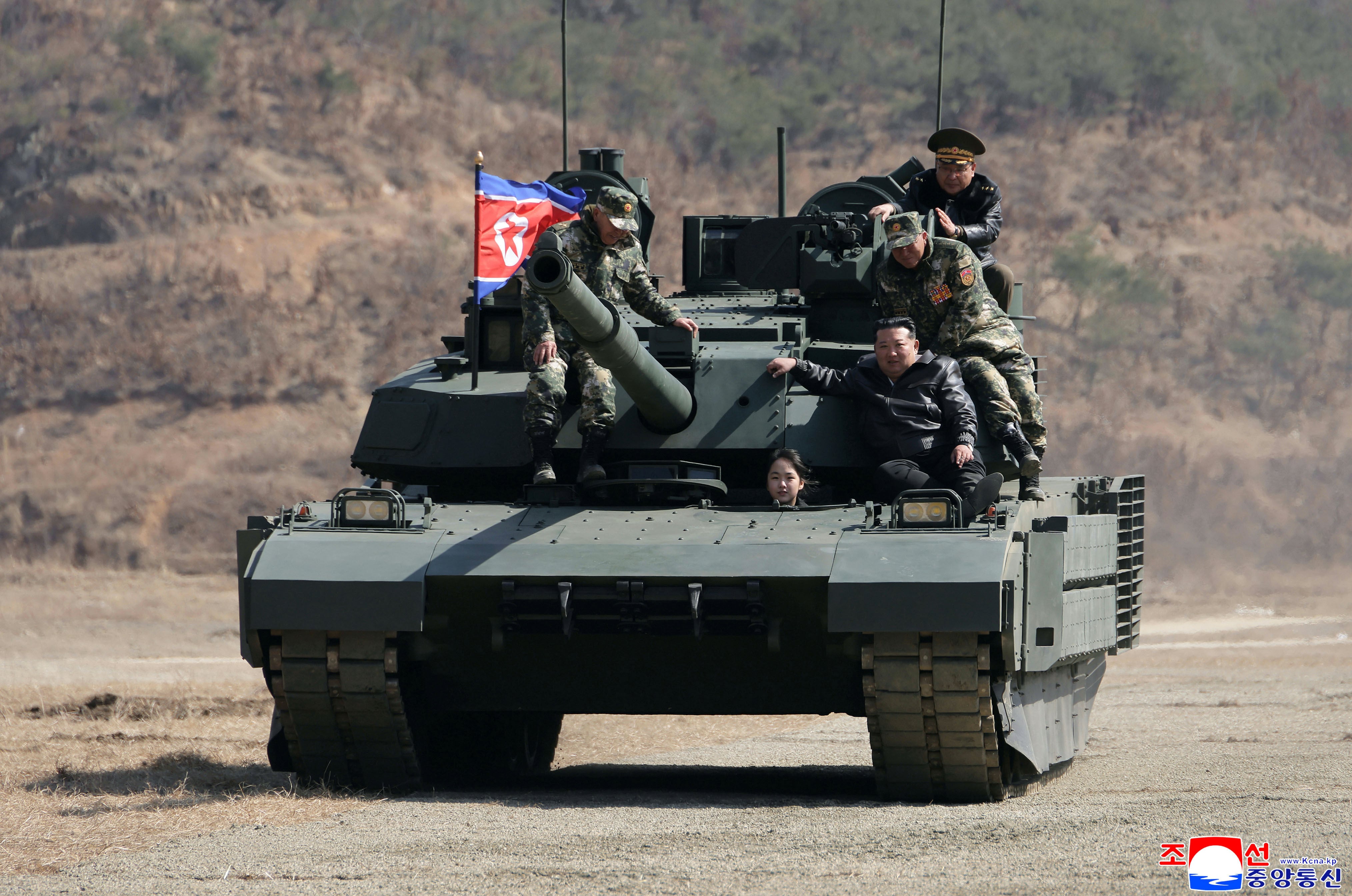 Esta fotografía, proporcionada por el gobierno norcoreano, muestra al presidente Kim Jong-un, derecha, a su hija, supuestamente llamada Kim Ju Ae, y a soldados en un tanque, en una base de entrenamiento militar en Corea del Norte, el jueves 19 de marzo de 2026. No hubo acceso a periodistas independientes para cubrir el evento. El contenido se presenta tal cual y no puede verificarse de forma independiente. La marca de agua en coreano que aparece en la imagen, según la fuente, dice: