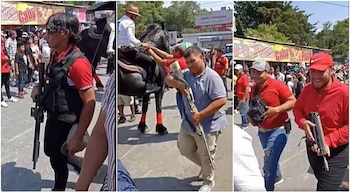 Triptych de un desfile con personas. Un hombre con chaleco táctico lleva un fusil. Otro hombre junto a un jinete sostiene un fusil. Dos hombres sonríen, uno con gorra roja y un arma