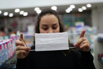 Un vendedor muestra una máscara