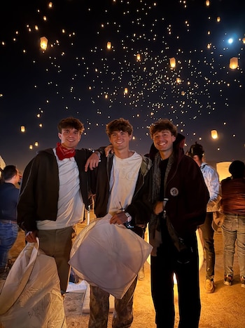 Sus hermanos, Connor (izquierda) y