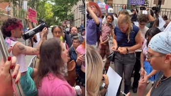 Personas reunidas en la calle con carteles y megáfonos, mientras una de ellas se aplica una inyección en el abdomen