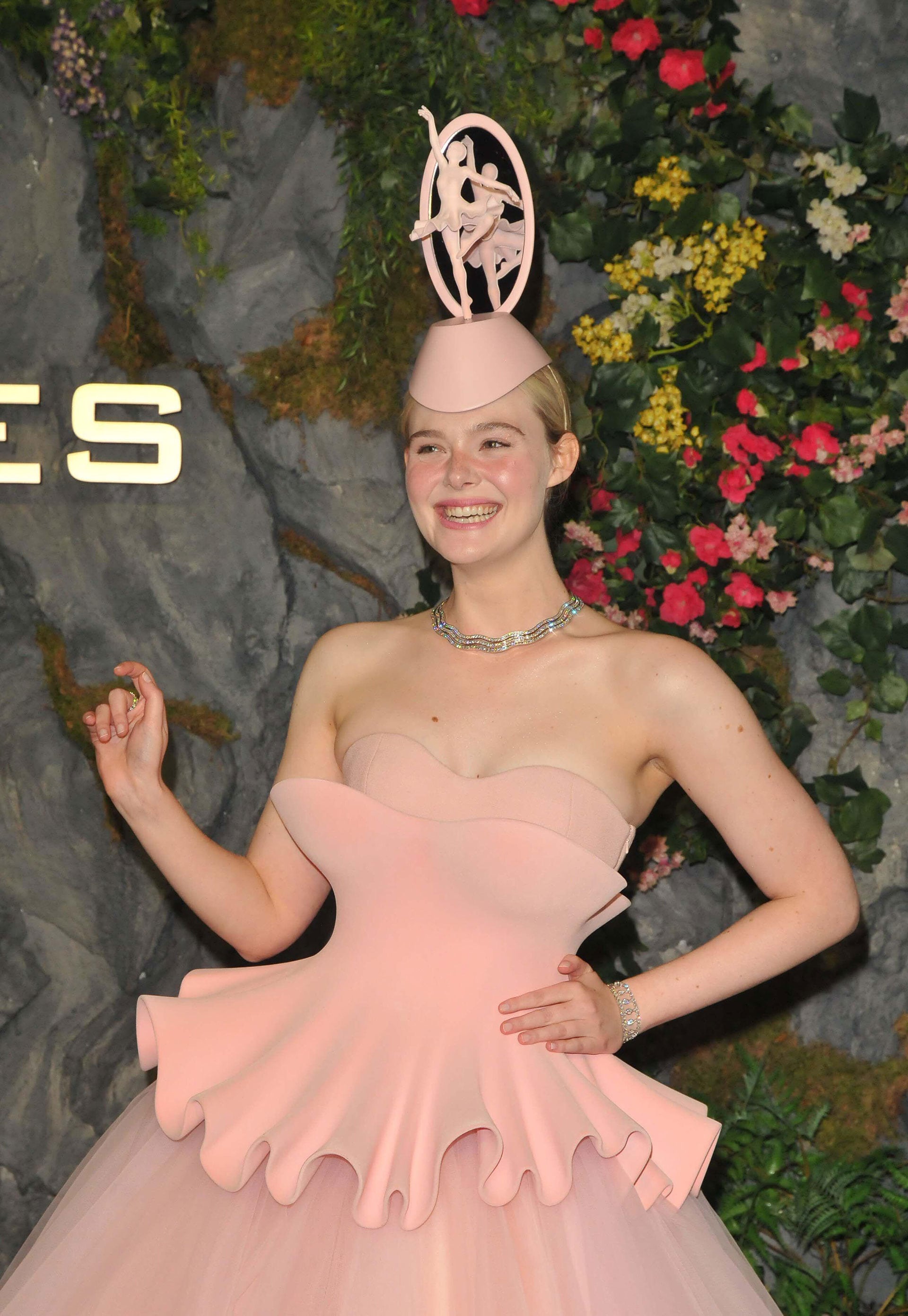 La propuesta de vestuario dialogó con la estética de Effie Trinket, personaje que la actriz asume en la nueva entrega de la franquicia (Capital Pictures/Alamy Live News)