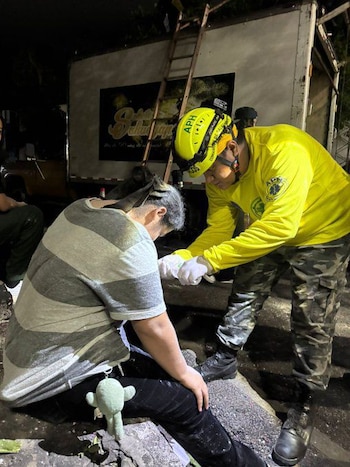 La quema de pirotecnia durante las festividades patronales provocó lesiones en diferentes partes del cuerpo a los asistentes. (Foto cortesía Comandos de Salvamento)