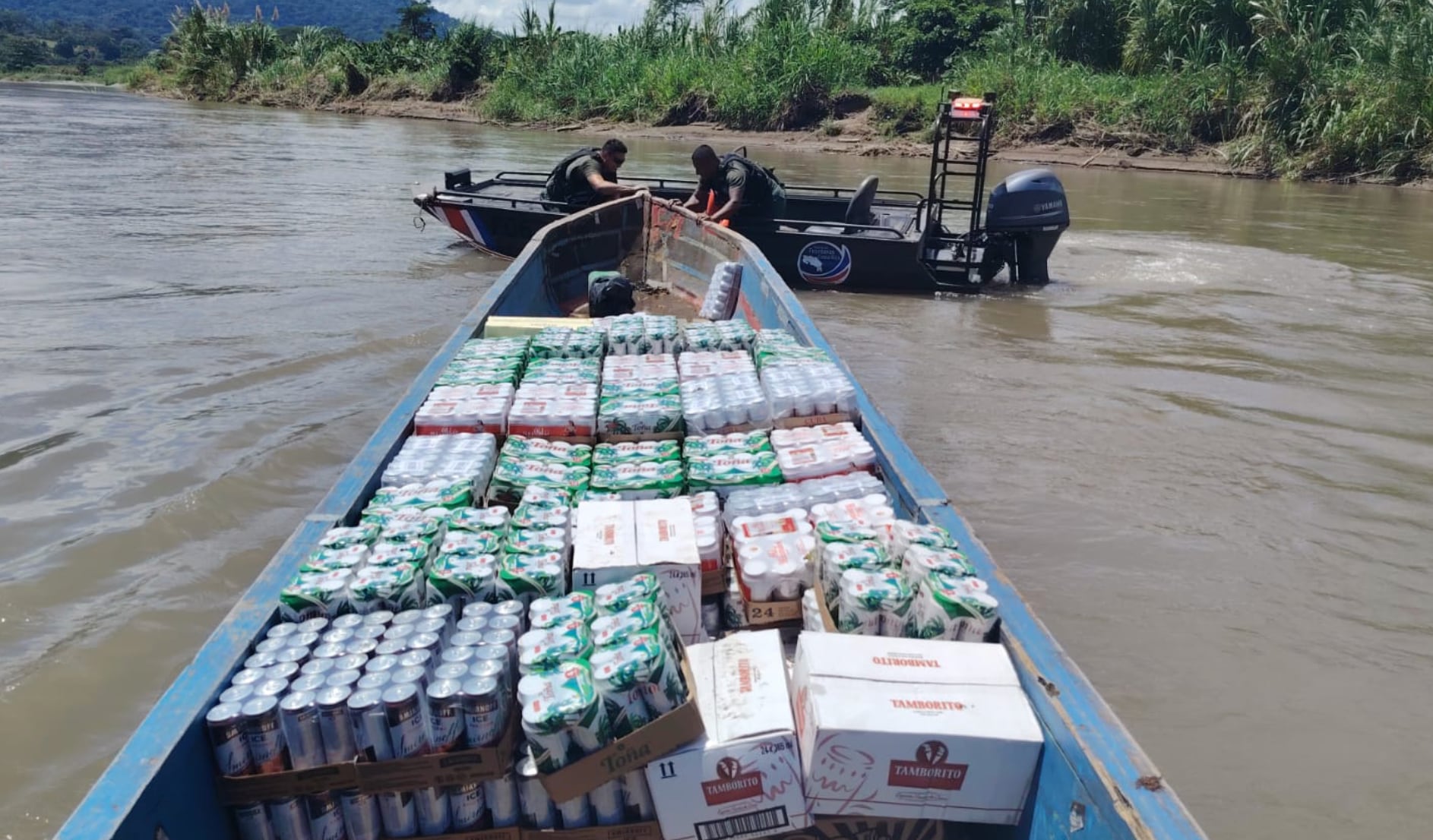 La Policía de Fronteras y la Policía de Control Fiscal decomisaron 2.916 unidades de licor en una embarcación localizada en el río Sixaola. Crédito: MSP