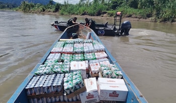 La Policía de Fronteras y la Policía de Control Fiscal decomisaron 2.916 unidades de licor en una embarcación localizada en el río Sixaola. Crédito: MSP