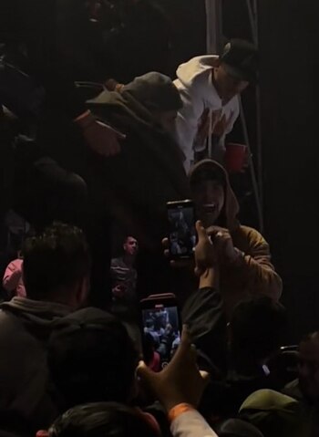 Entre varias personas ayudaron al