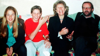 Tiempos felices, antes del horror: Manfred Albert von Richthofen, su esposa Marísia Silva Abdalla y sus hijos Suzane y Andreas (captura de tevé)