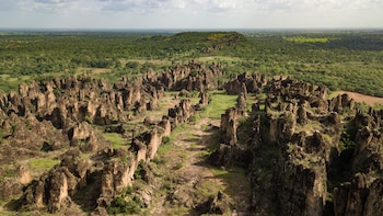 Los picos de Sindou son agujas y paredes de piedra formadas por la erosión durante miles de años (Wikimedia Commons)