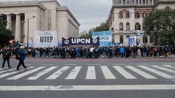 Marcha de los endeudados, en vivo: comenzó la movilización de la CGT y los movimientos sociales hacia el Ministerio de Economía