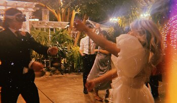 El hombre se puso los visores sin que su novia se diera cuenta. (X/@jahvascript)