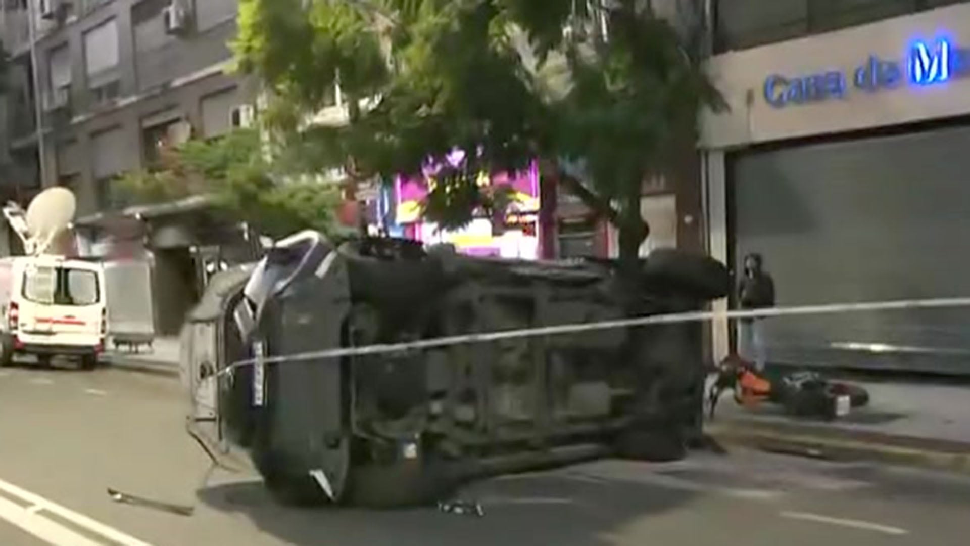 El patrullero quedó de costado junto con la moto también afectada por el impacto.