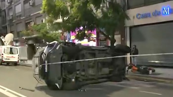 Choque y vuelco en la intersección de las avenidas Callao y Corrientes: hay un patrullero involucrado y siete heridos