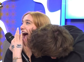 El beso en el cuello que le dio Marcos a Ángela y desató revuelo entre los fans (Captura de video)