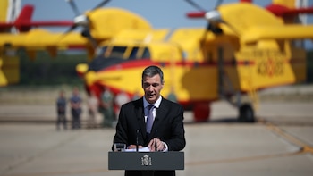 Sánchez anuncia “el mayor despliegue” para combatir los incendios este verano: más medios aéreos y mejoras laborales para las brigadas