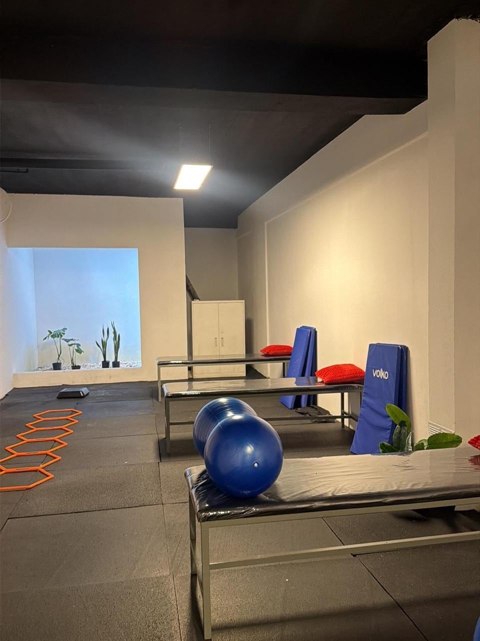 Usan camillas para la gimnasia ya que a muchos adultos mayores les resulta difícil acostarse en el piso
