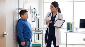 Obesidad infantil puede afectar el desarrollo y la estatura de los niños: nutricionista explica cómo evitarlo