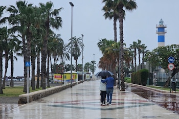 Varias personas pasean por el paseo marítimo de Torre del Mar, en Vélez-Málaga, a 24 de abril de 2026. (EFE/ Enrique Bermúdez)