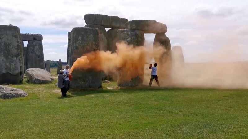 Absolvieron a los activistas que arrojaron pintura naranja sobre Stonehenge (Just Stop Oil/via REUTERS)