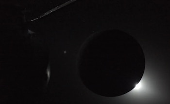 Foto del eclipse solar desde la cápsula Orión (NASA)