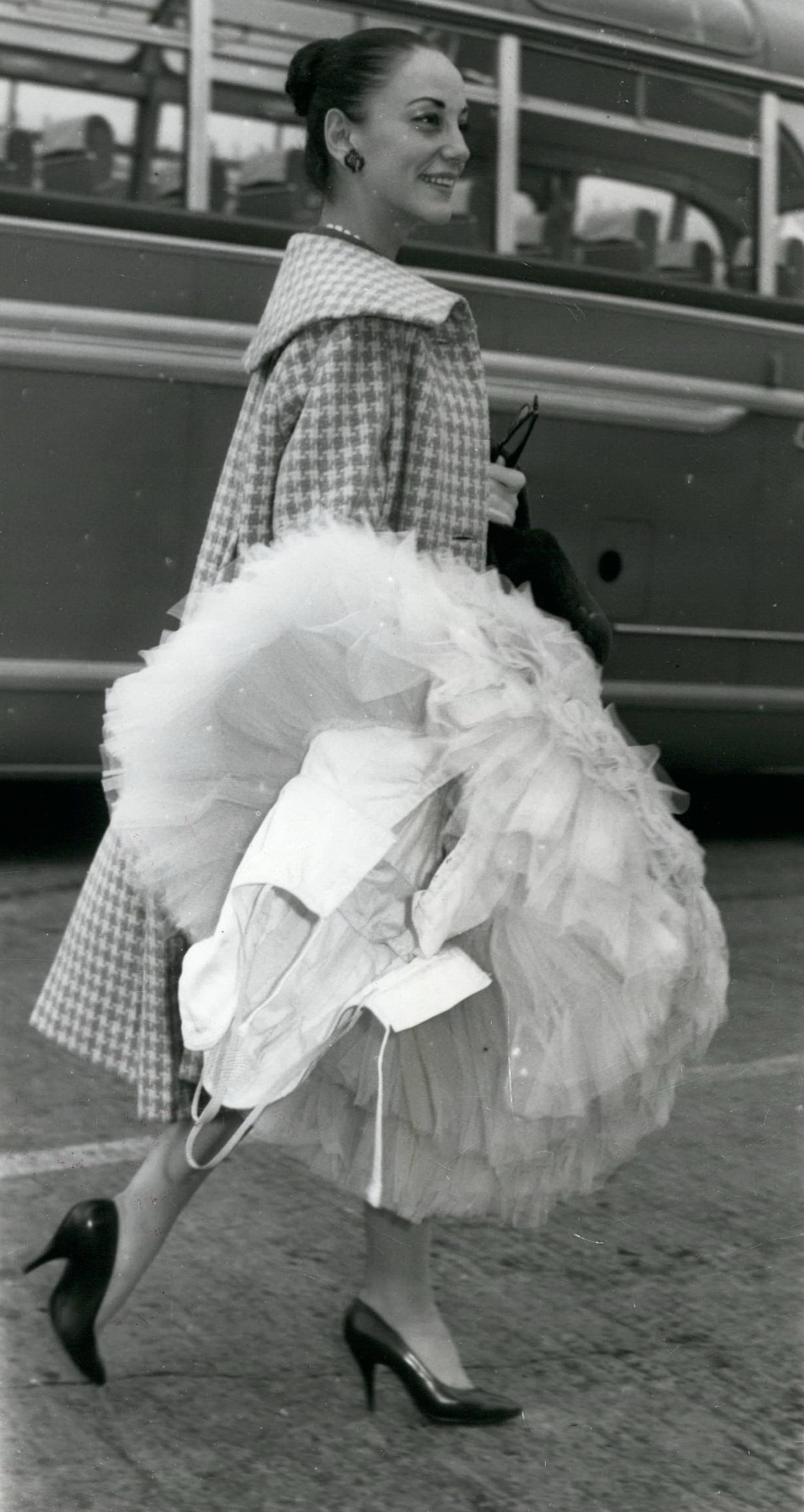 Olga Ferri nació en Buenos Aires en 1928, ingresó al Instituto del Colón a los 12 años y a los 15 ya bailaba en el cuerpo de baile