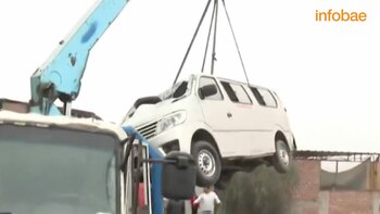 Carabayllo: minivan cae sobre vivienda