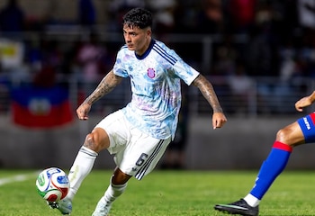 El defensor del Cartaginés y de la Selección Nacional figura entre los cuatro detenidos por presuntos delitos de extorsión cobratoria, amenazas de muerte y asociación ilícita, según la información divulgada por las autoridades. Crédito: Redes sociales Carlos Barahona
