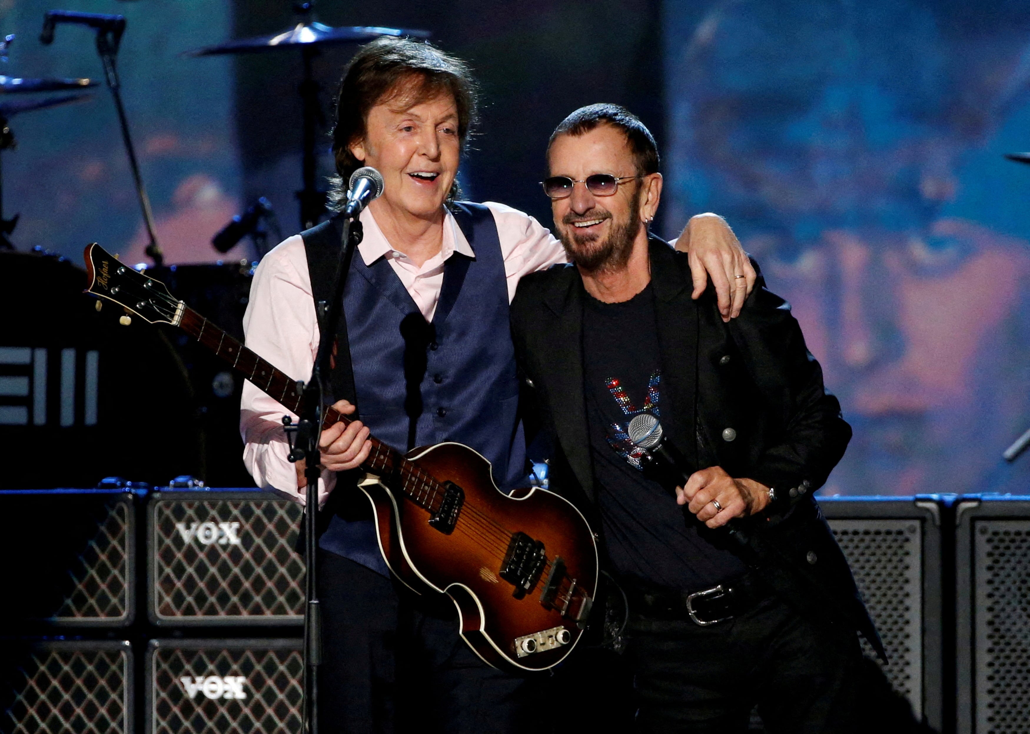 La colaboración surgió espontáneamente durante una sesión de grabación en Abbey Road, en la que Starr participó tocando la batería (REUTERS/Mario Anzuoni)