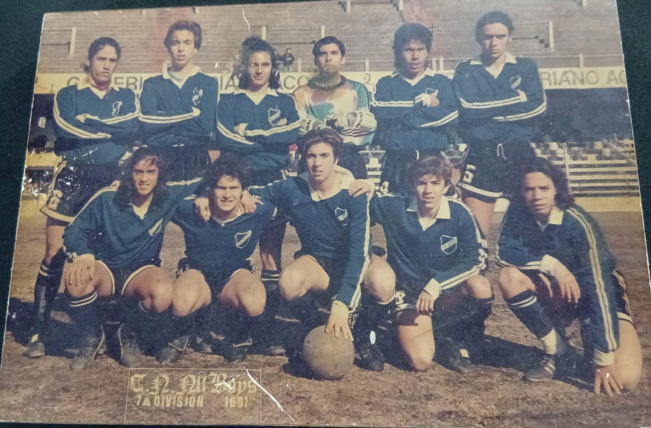 Espósito, el último de los parados en la formación de la séptima de All Boys. Entonces era volante central
