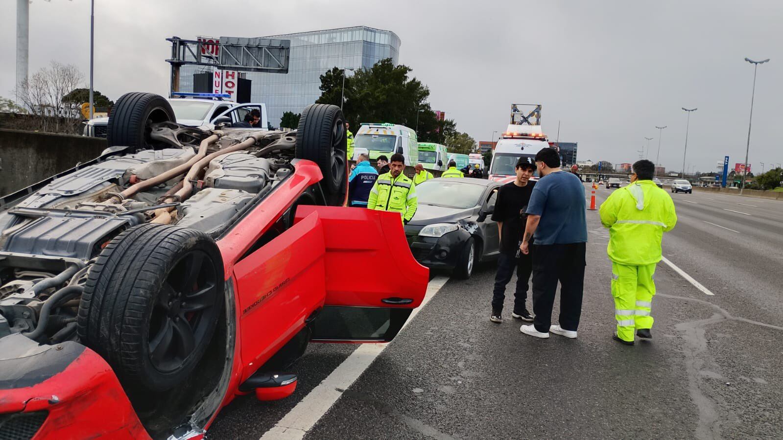 Las fotos del accidente que sufrió Brunenger en la Autopista Panamericana tras celebrar su cumpleaños (X)