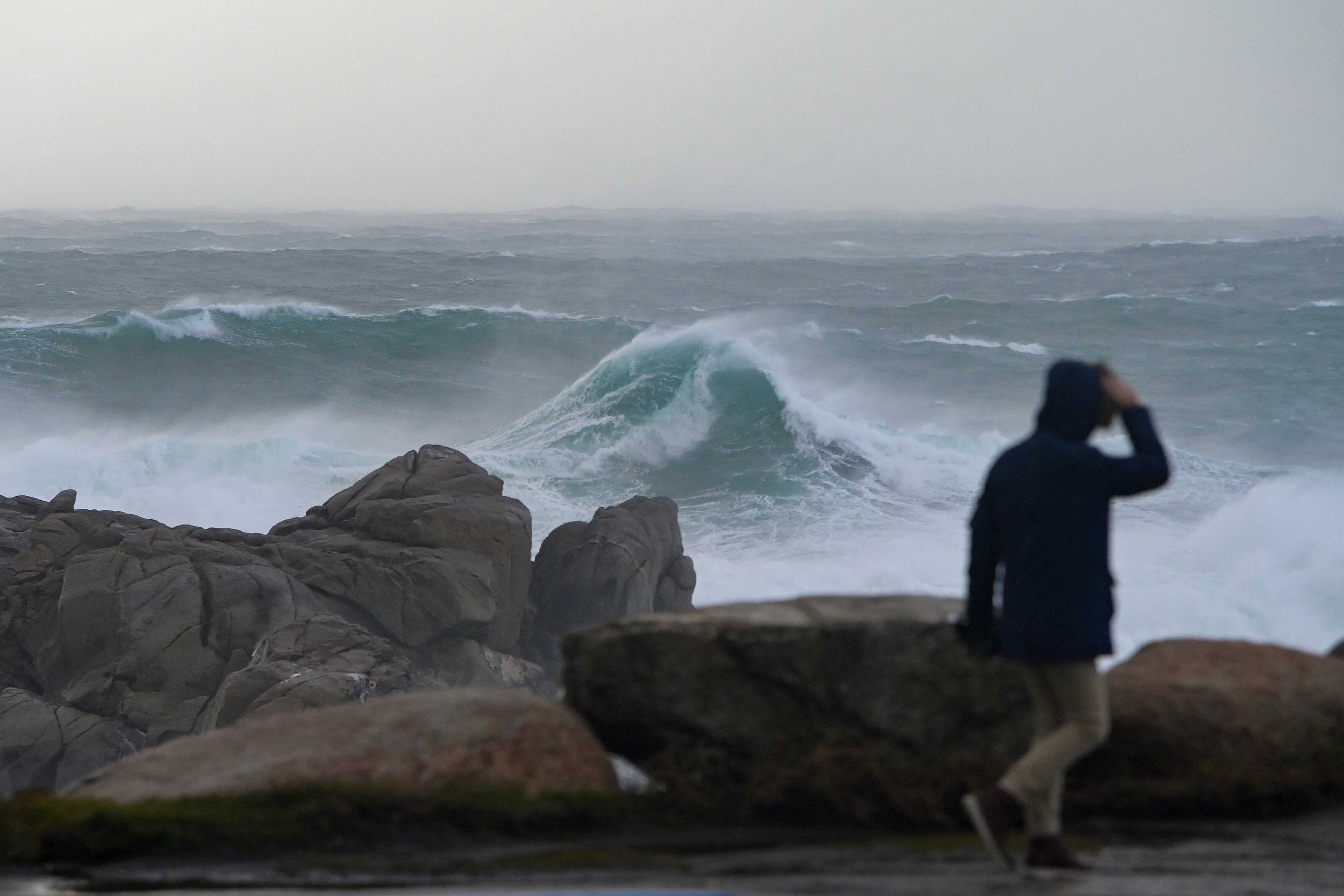 Una persona camina por el paseo marítimo en A Coruña. (M. Dylan / Europa Press)