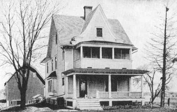 La casa de Andrew Kehoe antes de la explosión. Detrás, el granero donde encontraron los restos de su esposa