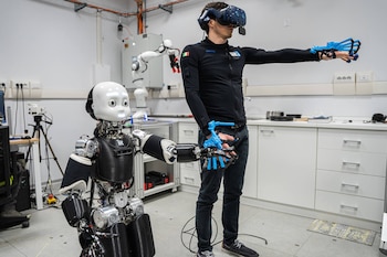 El robot y su operador,