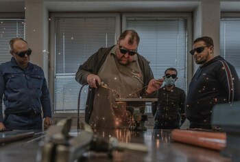 Un profesor enseñaba a un