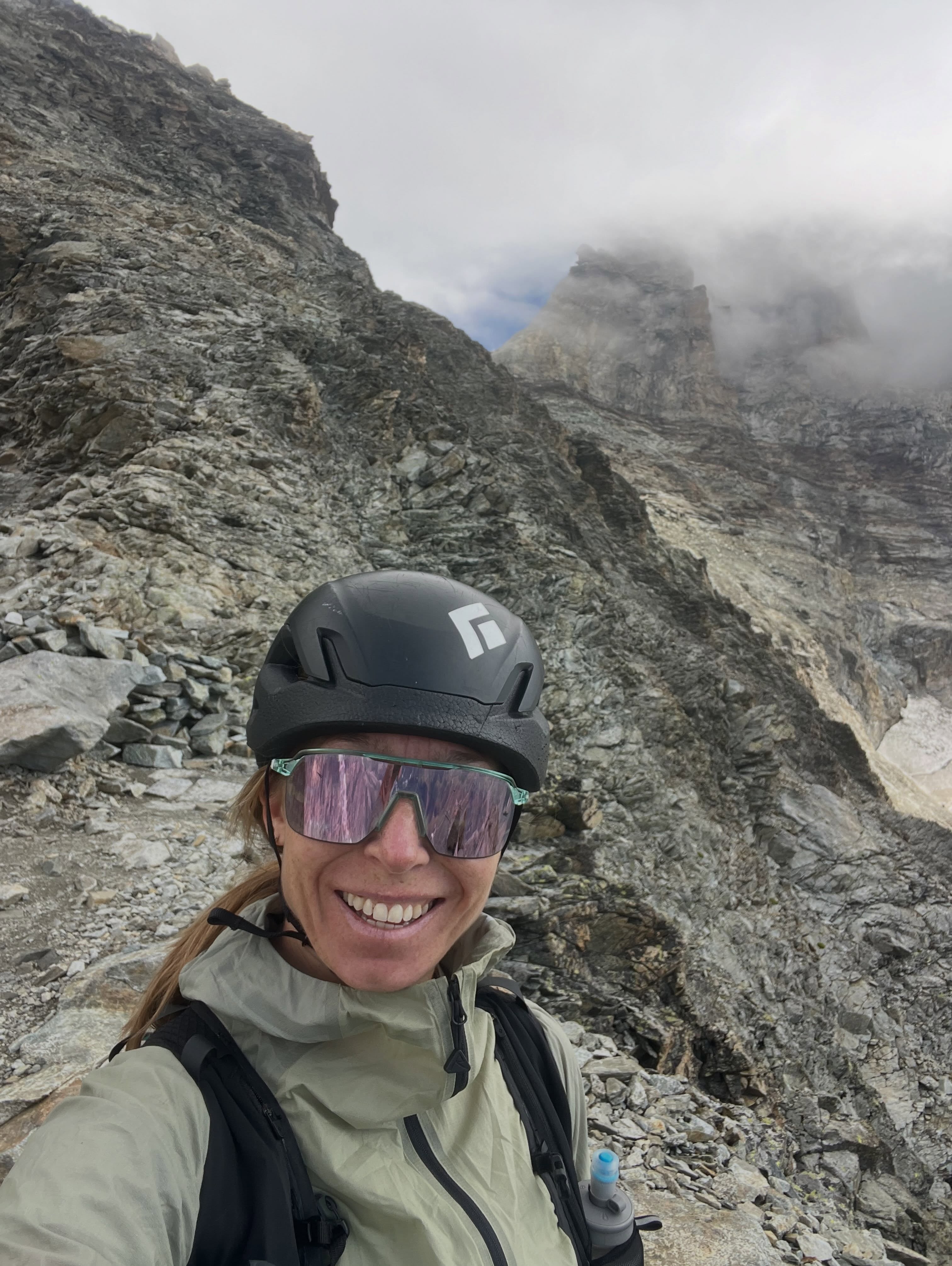 Los rescatistas completaron varios días de rastrillajes con helicópteros, un aparato pequeño para acantilados y el sistema RECCO (@kalie_mcc)