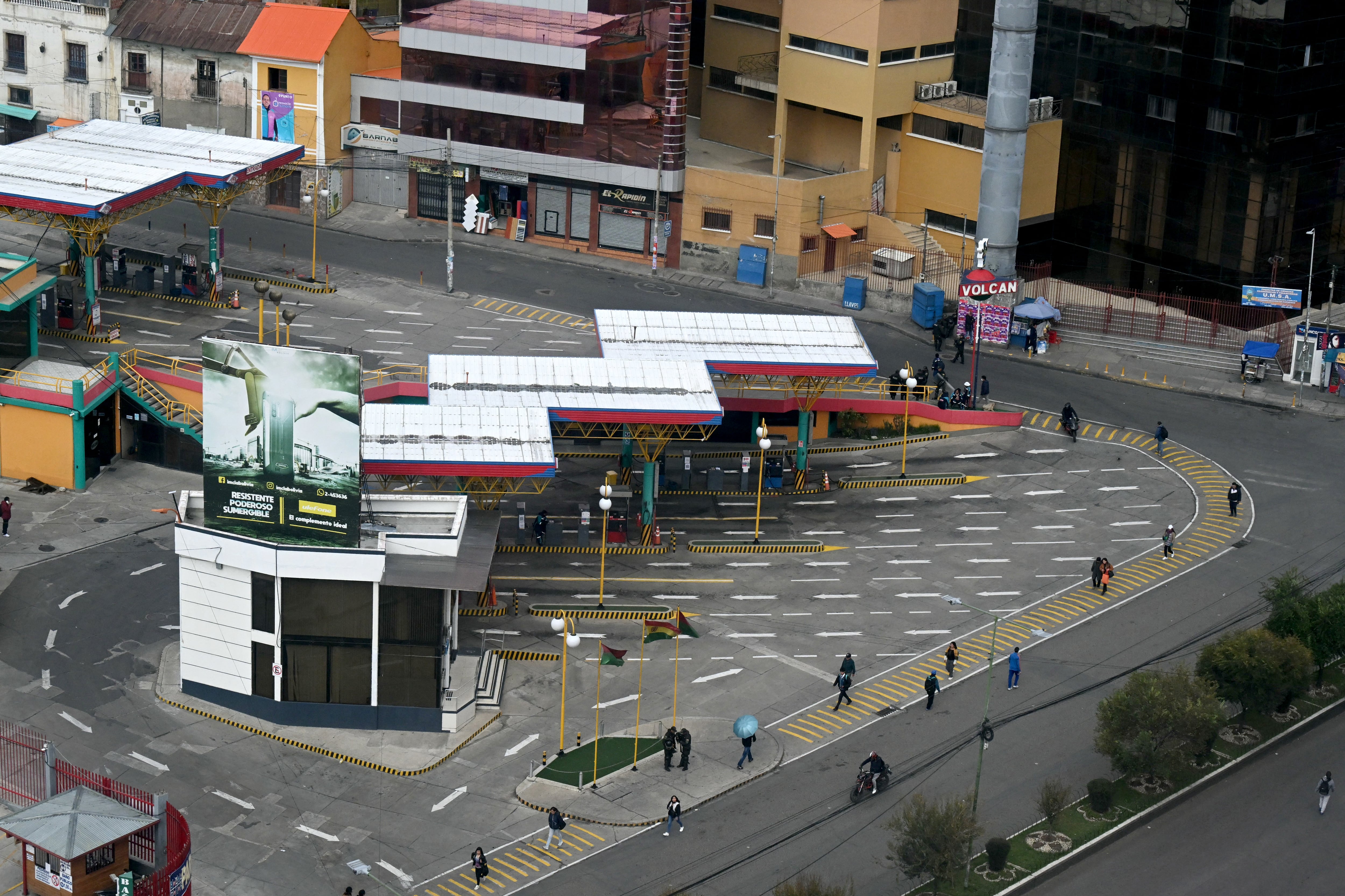 Un surtidor de combustible luce vacío, en La Paz, Bolivia, durante un periodo de escasez de combustible. Archivo. (AIZAR RALDES/AFP)