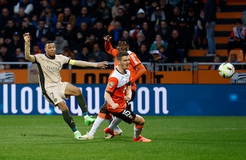 Mbappé dispara para anotar su
