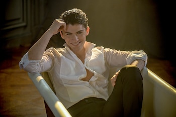 El cantante Martín Savi sonríe